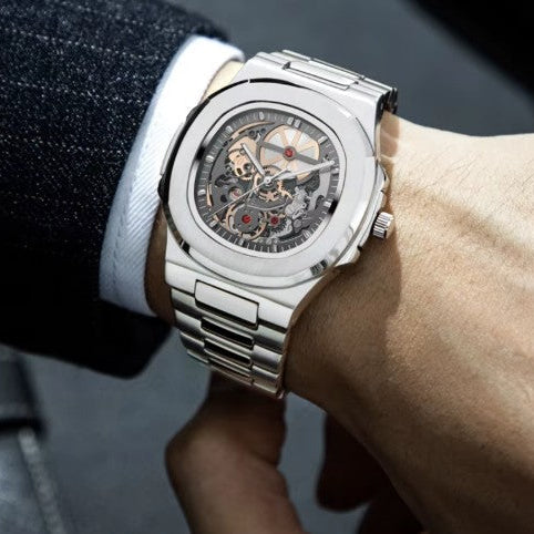 Montre squelette automatique homme avec mécanisme visible et design luxueux au poignet