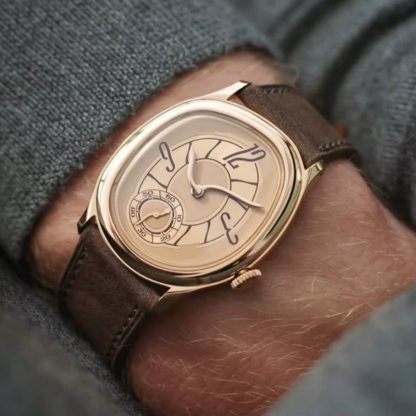 Montre design unique torsadée dorée bracelet cuir marron poignet2