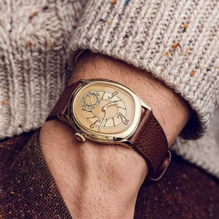 Montre design unique torsadée dorée bracelet cuir marron poignet