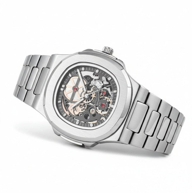 Montre squelette automatique homme avec mécanisme visible et design luxueux de profil